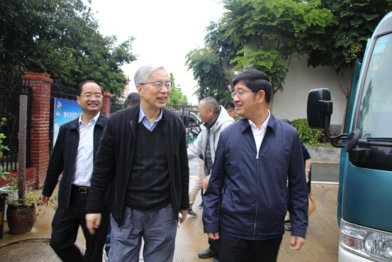 徐荣凯先后参观了学校校内实习实践基地,亚洲象自然生态馆,大学生创业