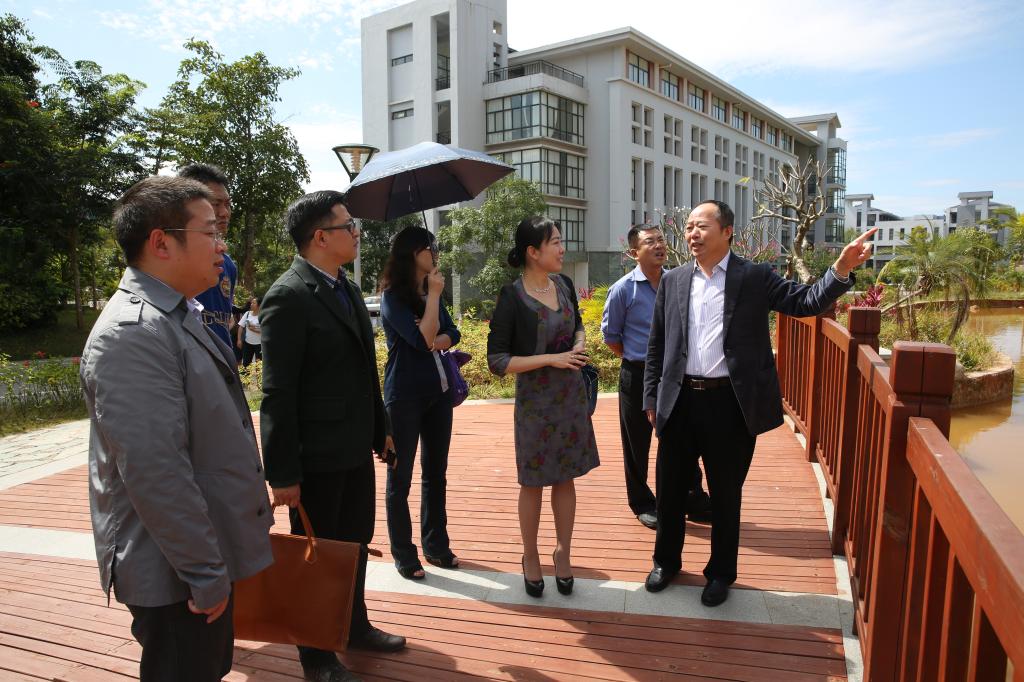 云南农垦集团公司副总经理雷瑞一行到我校考察