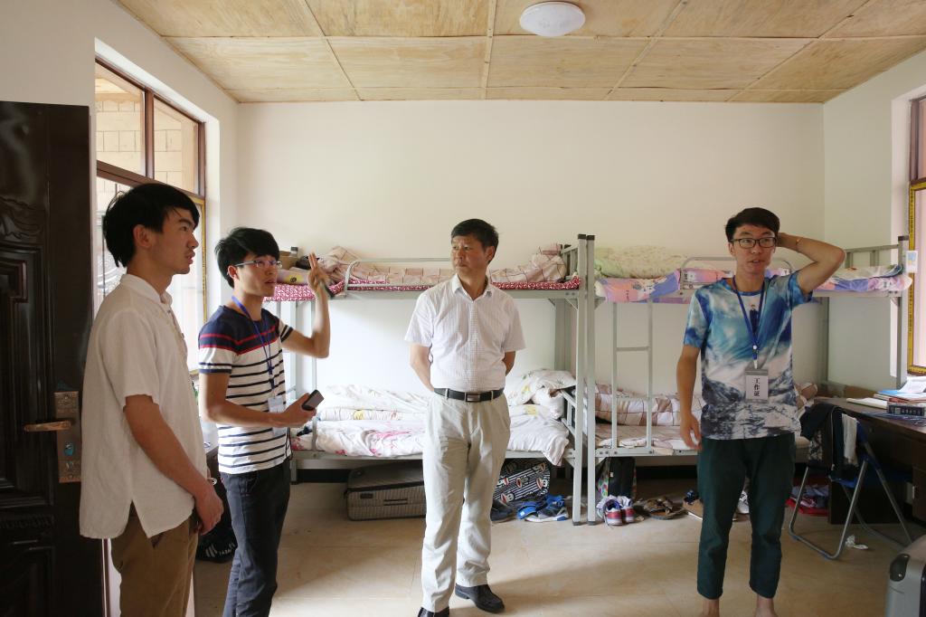 毛保祥书记到学生宿舍了解学生食宿情况