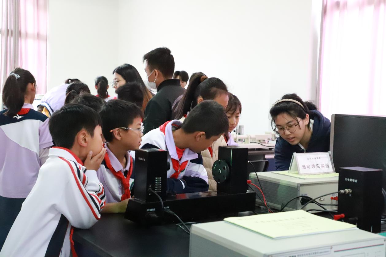 2024年12月22日,普洱学院举办主题为“探索科技奥秘·启迪未来梦想”的校园开放日活动,邀请普洱市民族中学、思茅区第六中学、思茅区倚象镇逸夫中学、思茅区第三小学、思茅区第六小学等11所中小学600余名师生进校共同开展思政教育活动,深入推进大中小学思政教育一体化建设,积极推动构建“1+7+N”思政工作体系,不断提高思政课的针对性和吸引力。