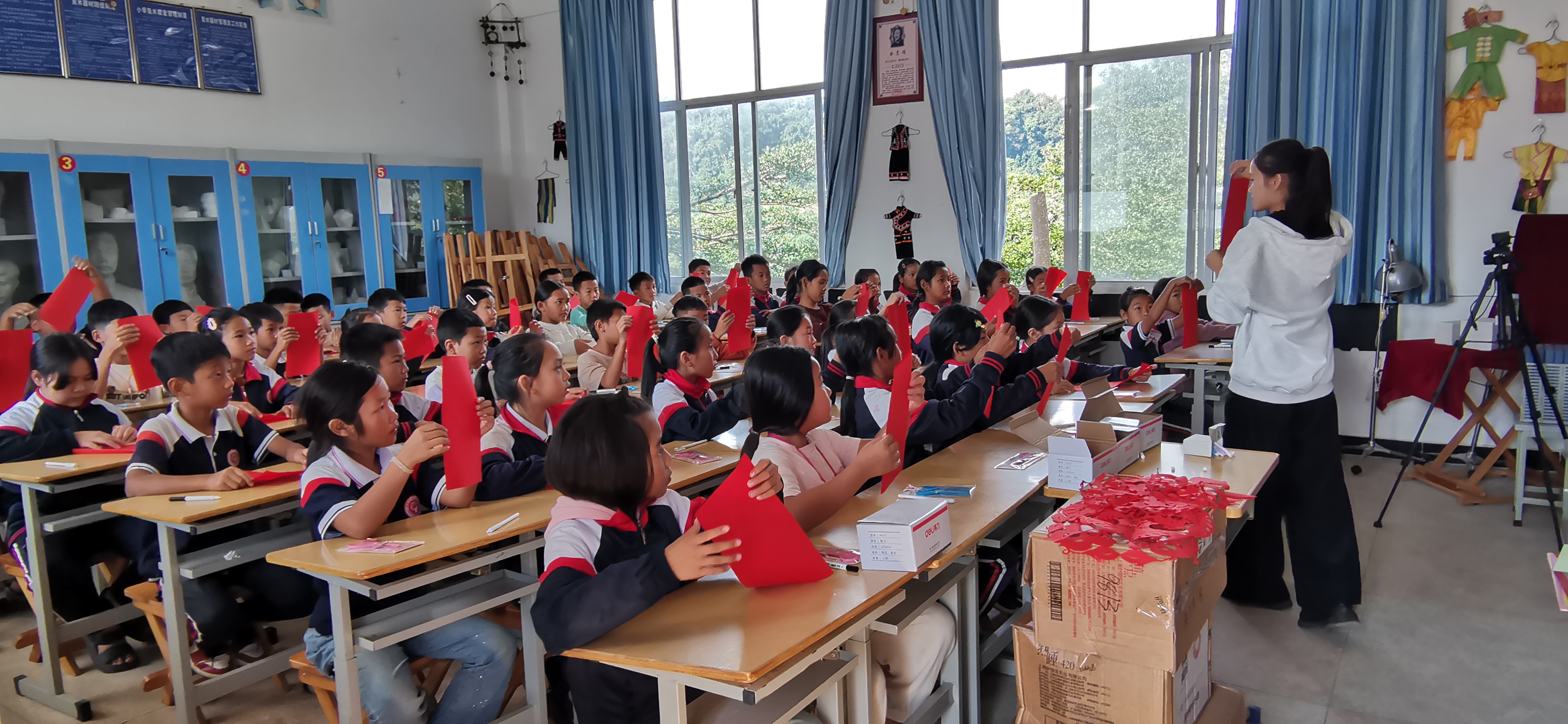 2024.11 浸润计划教导学生学做剪纸——艺术学院提供