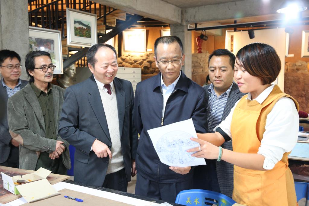 市委常委,市委宣传部部长赵联涛,市委常委,市委秘书长李忠民出席揭牌